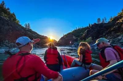 Rogue River Abendfahrt: Sonnenuntergangstour zur Goldenen Stunde