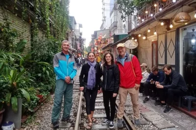 Recorre el barrio antiguo de hanoi con un guía local, prueba comida callejera que no encontrarías solo y disfruta un café en train street. incluye recogida y todas las degustaciones.