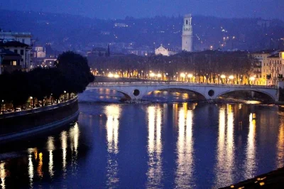 Découvrez vérone la nuit lors d’une balade guidée au clair de lune. légendes, passage sur le pont castelvecchio et fin près de l’arena. guide local inclus.