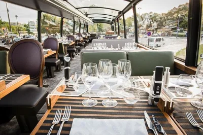 Dégustez un déjeuner français 4 plats en admirant la tour eiffel, le louvre et les champs-Élysées depuis un bus panoramique vitré — place côté fenêtre, guide et musique inclus.