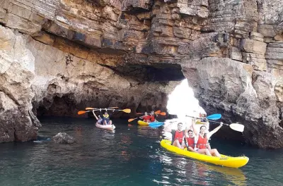 Caiaque na costa do Algarve: Grutas e falésias a partir de Salema
