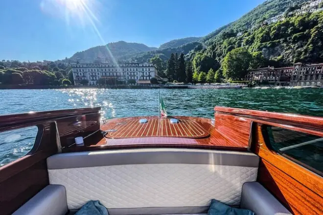 Tour privado de barco no lago de Como: Táxi veneziano de madeira