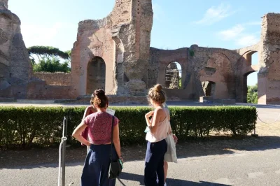 Explore os banhos de caracala em roma e caminhe pelo circo máximo com guia arqueóloga. ingresso, fone de ouvido e suporte no local inclusos para uma experiência tranquila.