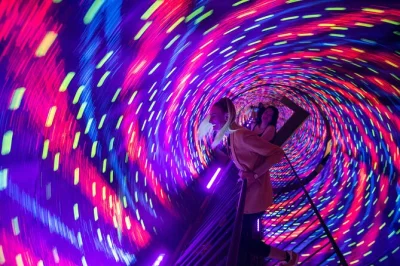 In sevilla im museum of illusions deinen sinnen trauen? erlebe interaktive exponate, teste dich im wirbel-tunnel und mach verrückte fotos. rollstuhlgerecht.