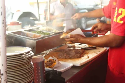 Attraversa il confine da san diego per un tour di street food a tijuana: assaggia tacos, birra artigianale locale e scopri mercati vivaci con guida e pasti inclusi.