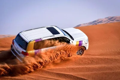 Découvrez l’excitation du safari dans le désert de dubaï avec dune bashing, balade à dos de chameau, danse orientale en live et buffet bbq. transfert hôtel, boissons et guides locaux inclus.