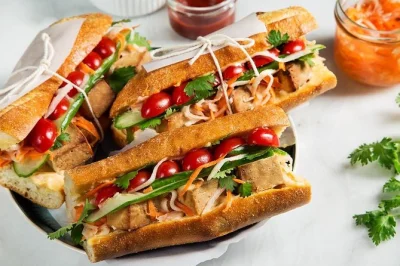 Descubre el old quarter de hanoi con un local, prueba bun cha y café de huevo, y escucha historias callejeras. incluye recogida, guía en inglés y bocados vietnamitas clásicos.