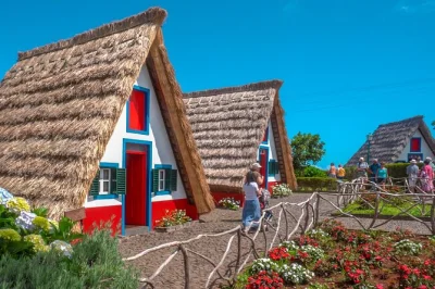 Départ du pico do arieiro, balade le long de la levada balcões, visite des maisons typiques de santana, dégustation de rhum à porto da cruz, et balade en 4x4 décapotable jusqu’à ponta de são 