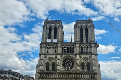 Erlebe das mittelalterliche paris bei einem notre dame spaziergang, schlendere über die Île de la cité, besuche shakespeare and company und genieße den eintritt in die sainte chapelle.