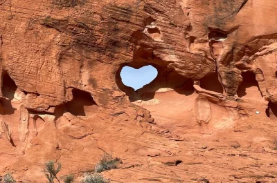Descubre el valley of fire en nevada con una excursión privada de senderismo guiada por un experto local. incluye recogida en hotel, rutas personalizadas, snacks y fotos profesionales.