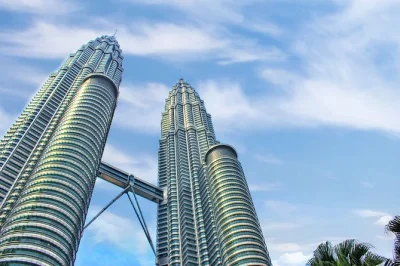 Erlebe kuala lumpur bei einer halbtägigen stadttour mit hotelabholung. bewundere die petronas towers, den königspalast & mehr – mit privatem fahrer-guide und flexiblem ablauf.