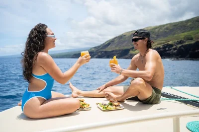Explore a baía de kealakekua e recifes secretos de lava na kona coast com guias locais. inclui almoço vegano, equipamento de snorkel e barco sustentável. garanta sua vaga.