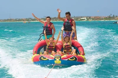 Erlebe in aruba den adrenalinkick bei einer 15-minütigen tubing-fahrt hinter einem speedboot. inklusive sicherheitsausrüstung und verschiedenen tubing-varianten.