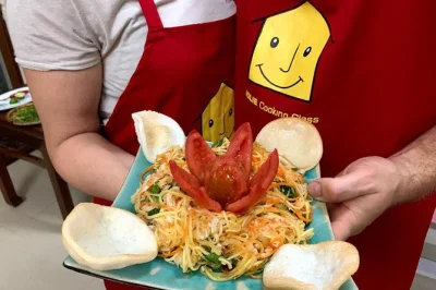 Erlebe in da nang bei jolies kochkurs vietnamesische klassiker, echte geschichten und ein leckeres mittagessen. vegetarische optionen und barrierefreier zugang inklusive.