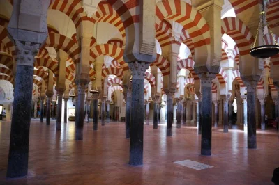 Explore os arcos de córdoba, descubra histórias da mesquita-catedral com guia local e evite filas — ingresso e áudio inclusos.
