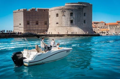 Desde el puerto del casco antiguo de dubrovnik, navega por las islas elafiti, nada en la cueva azul, relájate en la playa sunj y disfruta de bebidas en un barco privado con guía local.