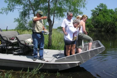 New orleans, paludi cajun e destrehan plantation: emozionante giro in airboat, avvistamento di alligatori e visita guidata in piccolo gruppo con pickup incluso.