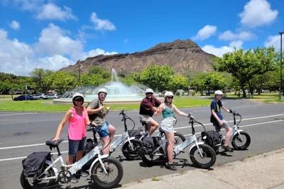 Scopri waikiki in e-bike fino a diamond head, sali al cratere con guida locale, con biglietti e foto inclusi—ritiro disponibile.