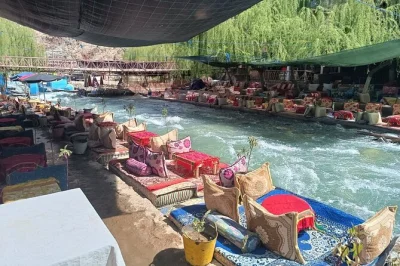 Escapa de marrakech hacia las montañas del atlas, disfruta un desayuno bereber, camina hasta las cascadas de setti fatma y almuerza junto al río con guía local y transporte incluido.