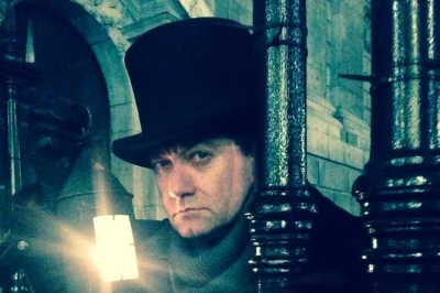 Explora los callejones oscuros de whitechapel con un experto en jack el destripador, visita los lugares de los crímenes más famosos y vive las proyecciones escalofriantes de ripper-vision. tour guia