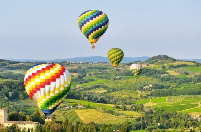 Sobrevoe as colinas de siena ao amanhecer em um voo de balão, veja castelos e vinhedos, e comemore a aterrissagem com café da manhã local e espumante.
