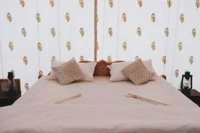 Erlebe die wüste bei jaisalmer: luxus-zelt, kamel-safari, folklore-tanz & buffet-dinner. inklusive abholung und frühstück für einen entspannten ausflug.