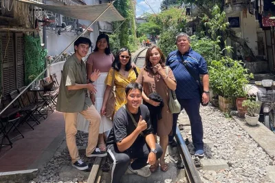 Siente el pulso de hanoi en un tour en grupo pequeño: recorre la calle del tren, explora la prisión hoa lo, disfruta un café callejero y visita pagodas antiguas. incluye guía y entradas.