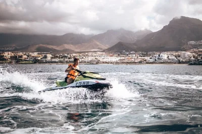 Erlebe die jet-ski safari an teneriffas südwestküste mit gratis abholung, profi-fotos und erfrischenden softdrinks. jetzt deine tour in las galletas buchen.