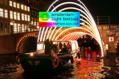Erlebe das amsterdam light festival bei einer gemütlichen grachtenfahrt mit unbegrenzt getränken, niederländischen snacks und spannenden geschichten vom lokalen kapitän. kleine gruppe startet dire