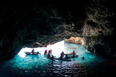 Scopri il mediterraneo con un tour in kayak e snorkeling da la herradura alle scogliere selvagge e grotte di cerro gordo. gruppi piccoli, attrezzatura top e guide locali incluse.