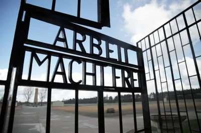 Erkunde sachsenhausen mit einem lizenzierten guide, kleiner gruppe und öffentlichem nahverkehr ab berlin. inklusive eintritt und unterstützung des gedenkstättengeländes.