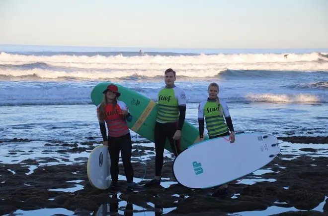 Lección de surf en Playa de Las Americas: Semi-privada, 2 horas
