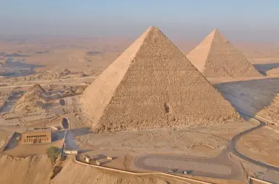 Pyramides et grand musée égyptien depuis le port d’Alexandrie