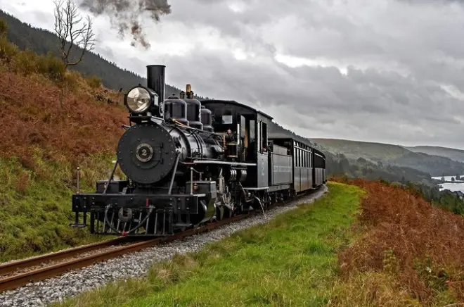 Castelli gallesi, ferrovia a vapore e montagne da Cardiff