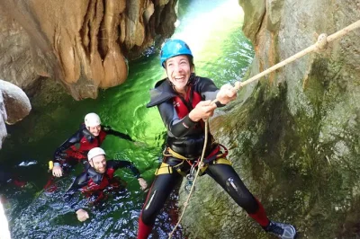 Vivez l’adrénaline dans le canyon de guadalmina près de marbella — sautez, nagez, glissez et descendez en rappel avec un guide local. Équipement complet, photos et petits groupes sécurisés in