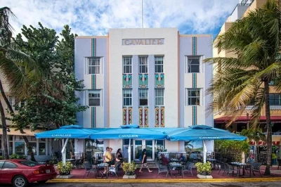 Descubre el distrito histórico art deco de miami, disfruta cócteles en bares de hoteles, escucha historias fascinantes de guías locales y conoce la villa versace. incluye 3 cócteles exclusivos.