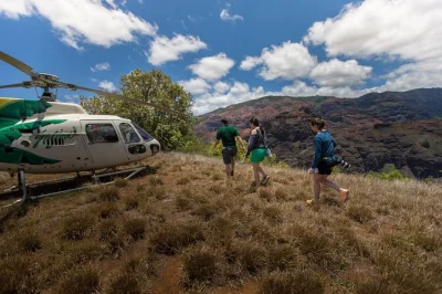 Erlebe kauais schluchten aus der luft, lande im privaten olokele canyon und entdecke waimea & mt. waialeale per hubschrauber. einzigartige tour mit landung. alle gebühren inklusive.