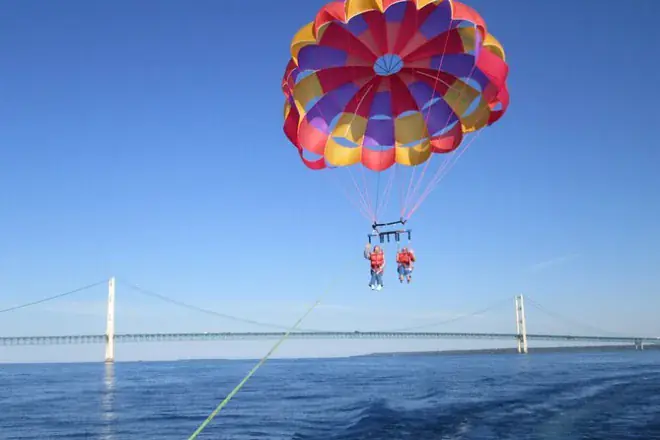 Vol en parachute ascensionnel à Mackinaw City au-dessus des détroits