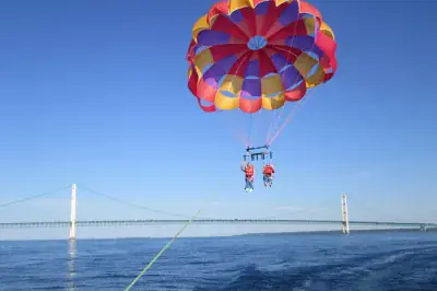 Vol en parachute ascensionnel à Mackinaw City au-dessus des détroits