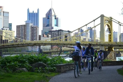 Erlebe pittsburgh auf einer city-bike-tour – entdecke downtown-architektur, flusswege und das lebhafte strip district mit einem lokalen guide. fahrräder inklusive.