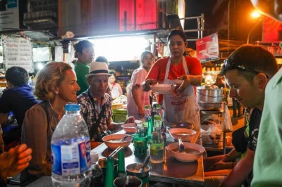 Erlebe mit einem lokalen guide bangkoks chinatown bei nacht: streetfood, geheime geschichten und lebhafte märkte – inklusive aller verkostungen und kleiner gruppe.