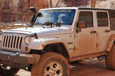 Erlebe den canyon de chelly mit einem navajo-guide, entdecke uralte ruinen, felskunst und höre geschichten, die seit generationen weitergegeben werden. inklusive reinigungsgebühr.