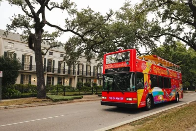 New orleans, jackson square e garden district: sali sul bus scoperto, gusta i beignets e scopri il quartiere storico con tour a piedi incluso, biglietto valido 2 giorni.