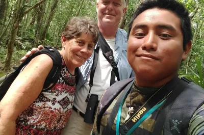 Scopri la quiete della giungla a muyil, osserva uccelli rari con una guida maya e gusta un pranzo tipico in questo tour birdwatching a sian ka'an—include il pasto, trasporto escluso.