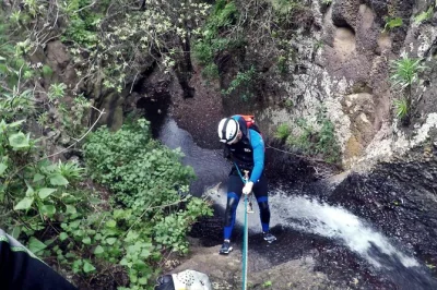 Vivez l’adrénaline du canyoning à gran canaria, descendez en rappel des cascades, explorez des paysages volcaniques et profitez d’un petit groupe privé avec guides certifiés et encas inclus.