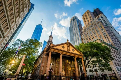 Siente la historia en ground zero, descubre relatos en st. paul’s chapel y elige subir al one world observatory. guía local y opciones flexibles incluidas.