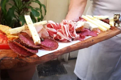 Comece seu tour gastronômico em atenas com koulouri quentinho, prove mais de 18 delícias gregas no mercado central e ouça histórias com um guia local. grupo pequeno, café da manhã incluído.