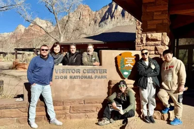 Échangez les néons contre les roches rouges lors d’une journée en petit groupe à zion depuis las vegas. randonnée sur des sentiers pittoresques, pause au bord de la virgin river, déjeuner incl