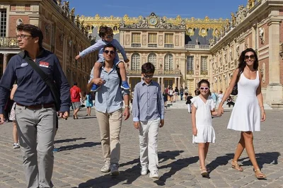 Découvrez versailles avec un guide privé, explorez la galerie des glaces, flânez dans les jardins et profitez d’une prise en charge à l’hôtel plus des macarons pour finir en douceur.