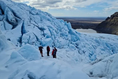 Erlebe das knirschen uralten eises bei einer kleinen gruppenwanderung über den vatnajökull mit zertifizierten guides, ausrüstung inklusive und abendtouren ab skaftafell.
